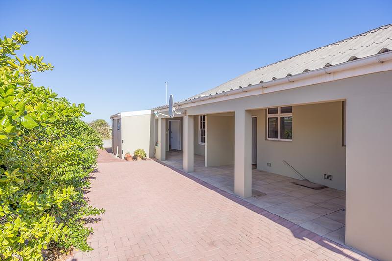 To Let 5 Bedroom Property for Rent in Bloubergstrand Western Cape